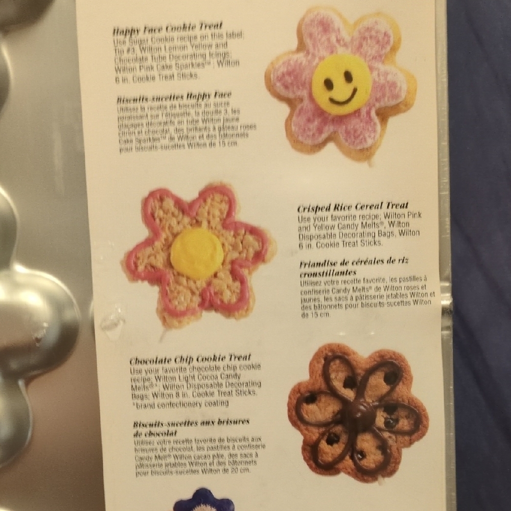 Wilton Silver Flower Cookie Pan - Picture 4 of 5